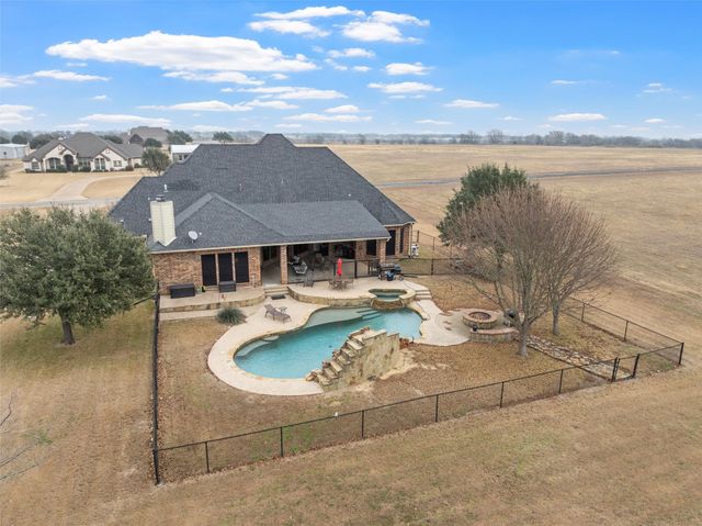 380 N Quail Run Drive, West, TX 76691