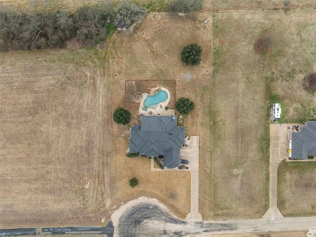 380 N Quail Run Drive, West, TX 76691