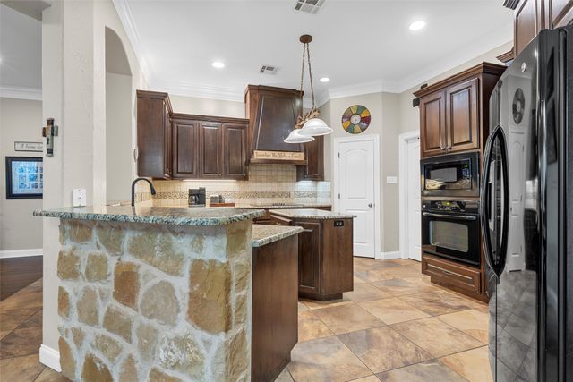 380 N Quail Run Drive, West, TX 76691