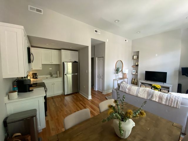 2719 N Pine Grove Avenue 201, Chicago, IL 60614