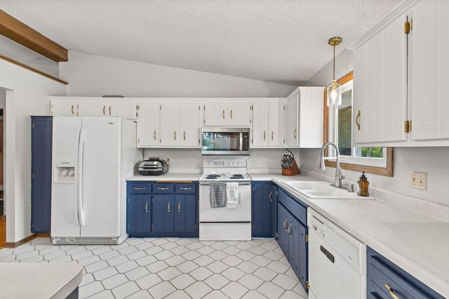 3308 81st Avenue N, Brooklyn Park, MN 55443
