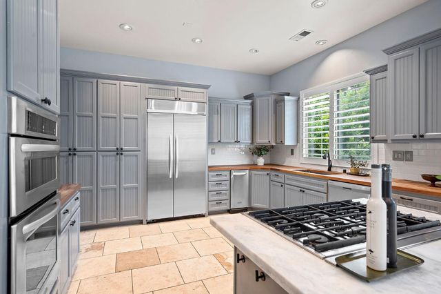 6401 Orange Hill Ln, Carmichael, CA 95608