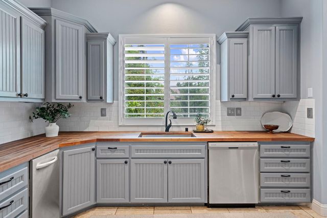 6401 Orange Hill Ln, Carmichael, CA 95608