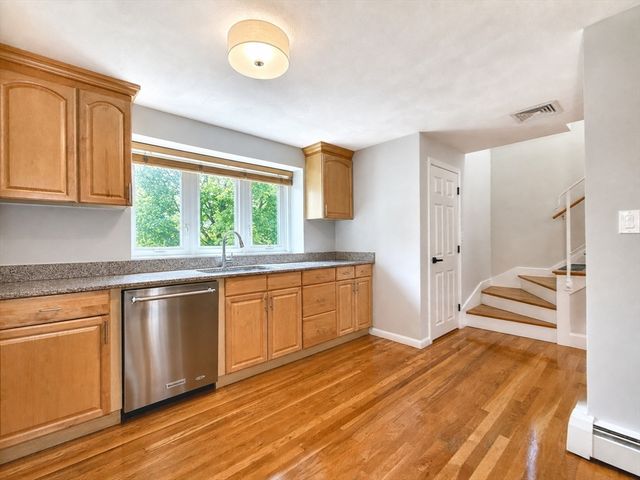 174 Adams St 6, Newton, MA 02458
