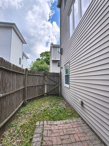 174 Adams St 6, Newton, MA 02458