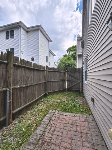 174 Adams St 6, Newton, MA 02458