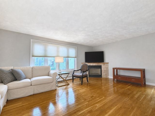 174 Adams St 6, Newton, MA 02458