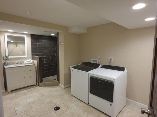 825 Garvens AVENUE, Brookfield, WI 53005