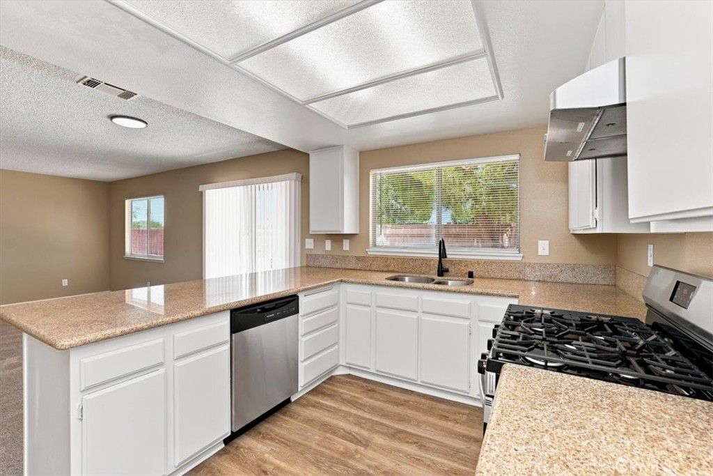 Image 10 of property listing at 1855 E Avenue R2, Palmdale, CA 93550