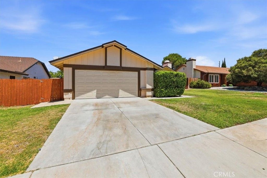 Image 3 of property listing at 1855 E Avenue R2, Palmdale, CA 93550