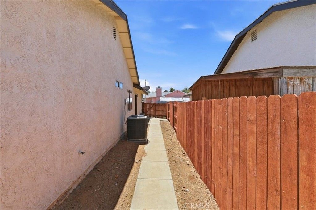 Image 37 of property listing at 1855 E Avenue R2, Palmdale, CA 93550