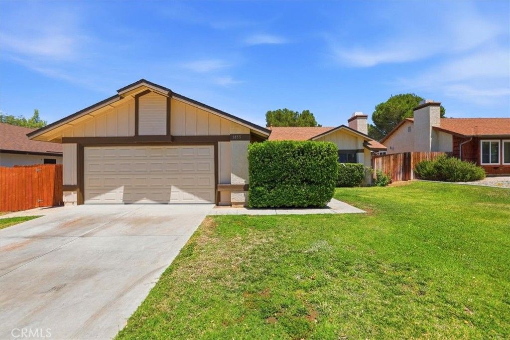 Image 4 of property listing at 1855 E Avenue R2, Palmdale, CA 93550
