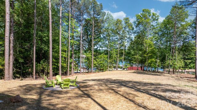 5256 Whitewater Drive, Hickory, NC 28601