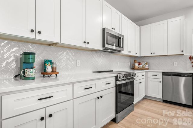 5256 Whitewater Drive, Hickory, NC 28601