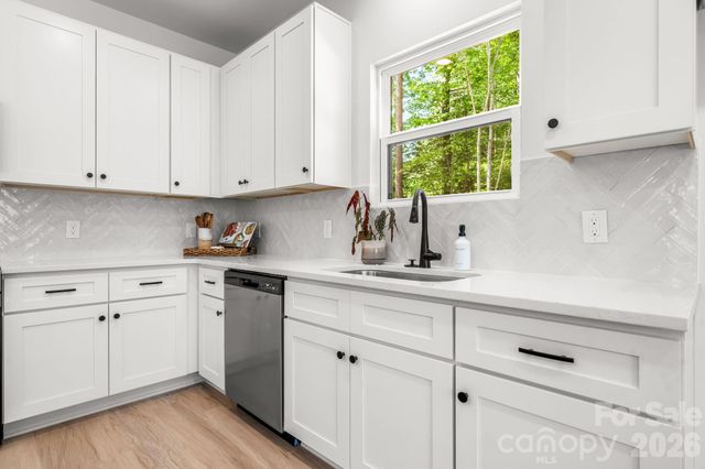 5256 Whitewater Drive, Hickory, NC 28601