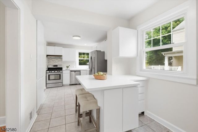 77 Meadowbrook Rd, Millburn Twp., NJ 07078