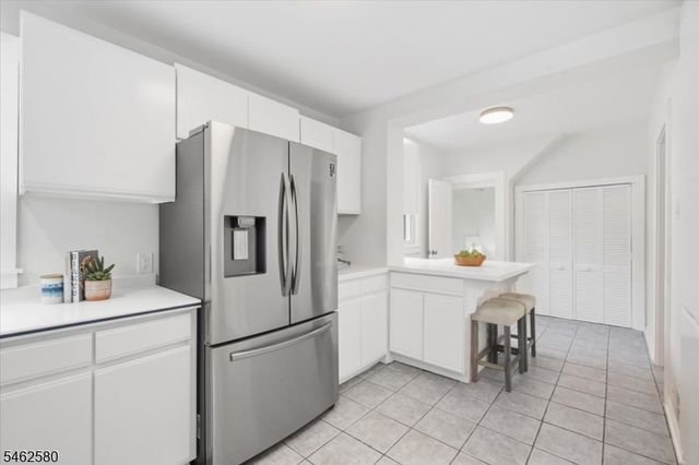 77 Meadowbrook Rd, Millburn Twp., NJ 07078