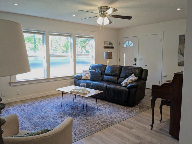 214 E C St, Deer Park, WA 99006