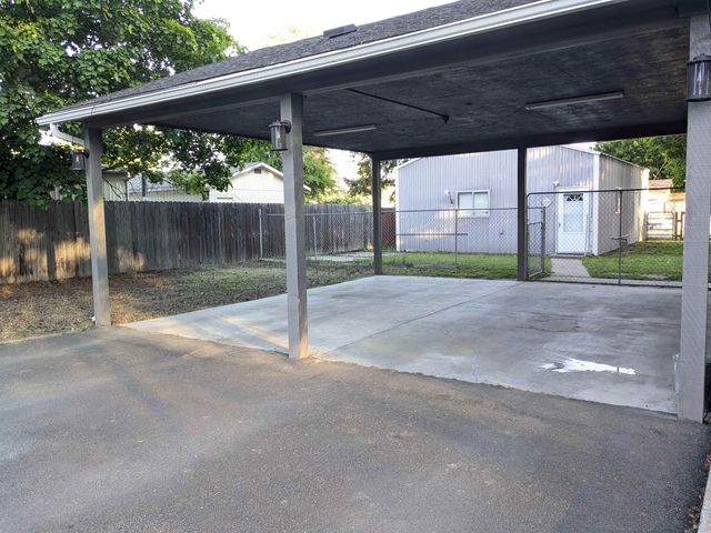 214 E C St, Deer Park, WA 99006