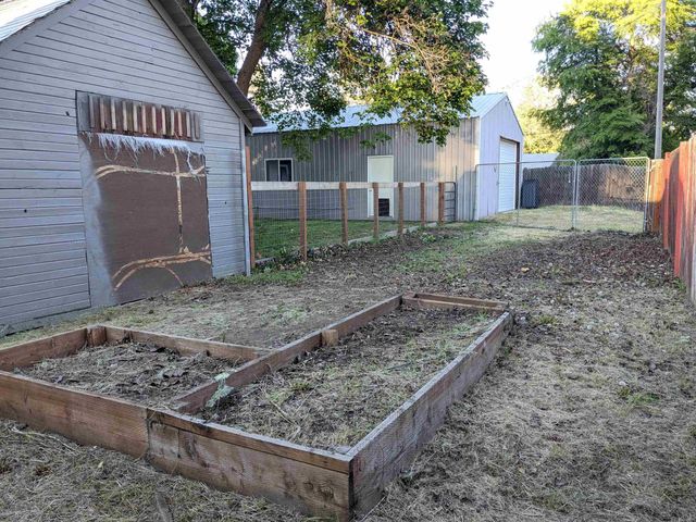 214 E C St, Deer Park, WA 99006