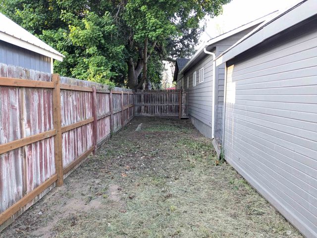 214 E C St, Deer Park, WA 99006