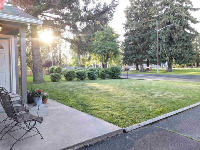 214 E C St, Deer Park, WA 99006