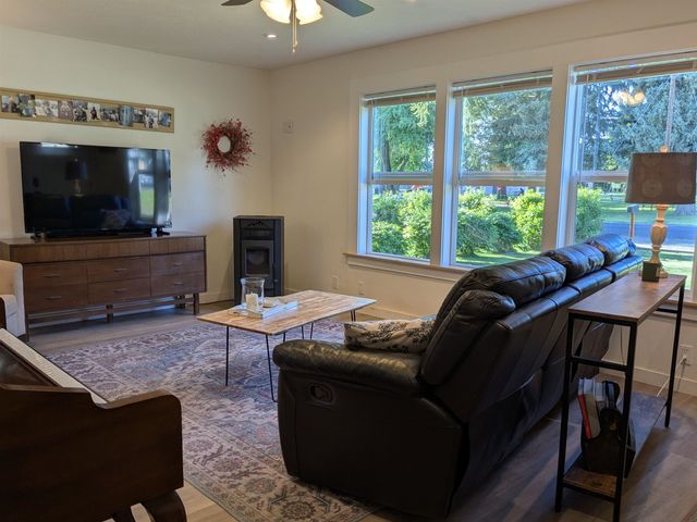 214 E C St, Deer Park, WA 99006