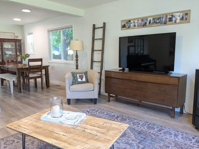 214 E C St, Deer Park, WA 99006
