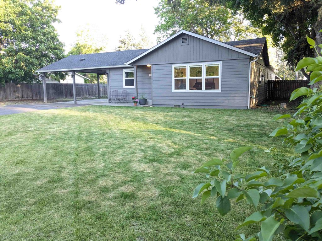 214 E C St, Deer Park, WA 99006