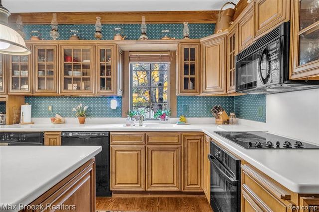 11 Poplar Park Boulevard, Pleasant Ridge, MI 48069