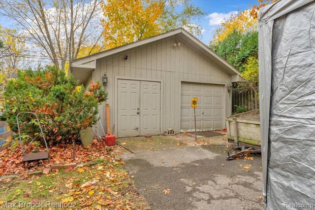 11 Poplar Park Boulevard, Pleasant Ridge, MI 48069