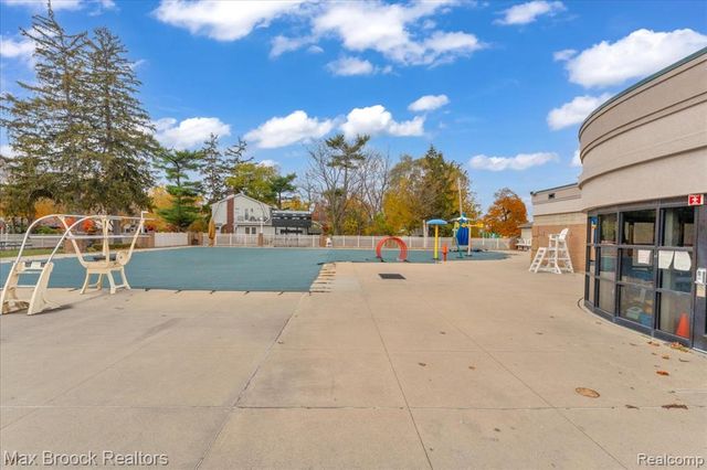 11 Poplar Park Boulevard, Pleasant Ridge, MI 48069