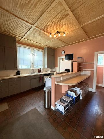 554 N WEST Street, Galesburg, IL 61401