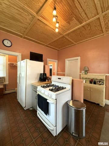 554 N WEST Street, Galesburg, IL 61401