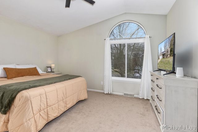 6737 Gran Via Drive NE, Rockford, MI 49341