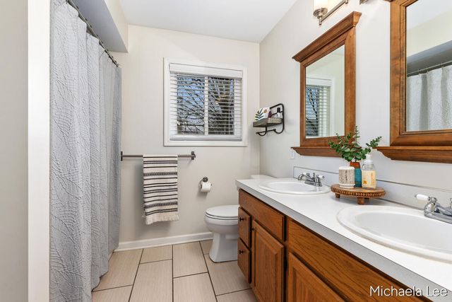 6737 Gran Via Drive NE, Rockford, MI 49341