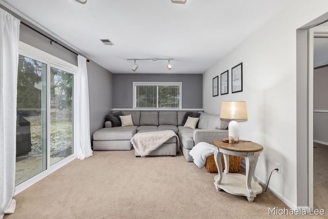 6737 Gran Via Drive NE, Rockford, MI 49341