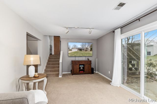 6737 Gran Via Drive NE, Rockford, MI 49341