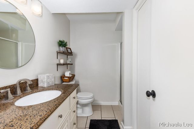 6737 Gran Via Drive NE, Rockford, MI 49341