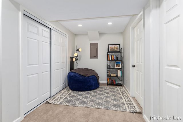 6737 Gran Via Drive NE, Rockford, MI 49341