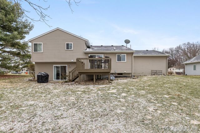 6737 Gran Via Drive NE, Rockford, MI 49341