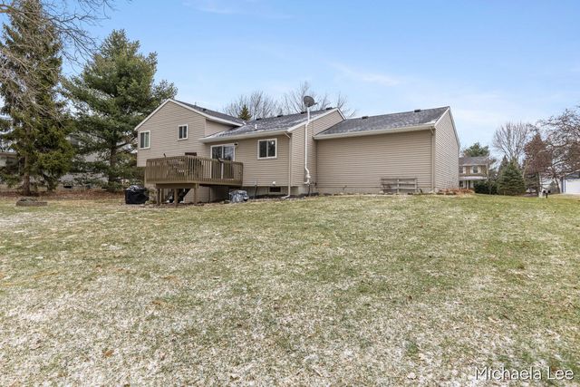 6737 Gran Via Drive NE, Rockford, MI 49341