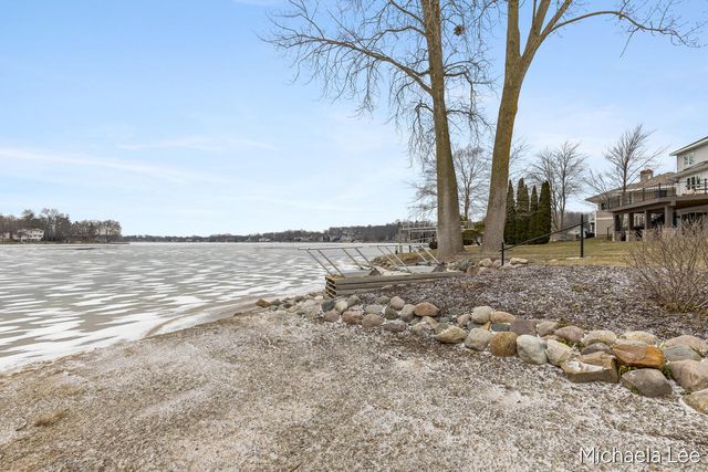 6737 Gran Via Drive NE, Rockford, MI 49341