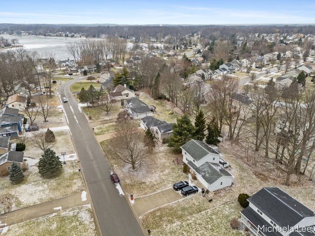 6737 Gran Via Drive NE, Rockford, MI 49341