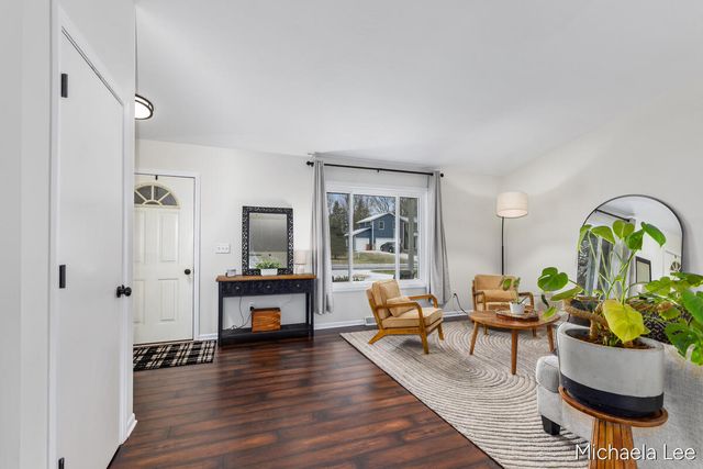 6737 Gran Via Drive NE, Rockford, MI 49341