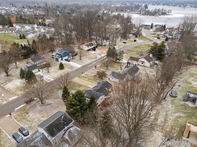 6737 Gran Via Drive NE, Rockford, MI 49341