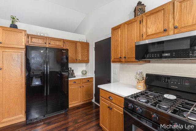 6737 Gran Via Drive NE, Rockford, MI 49341