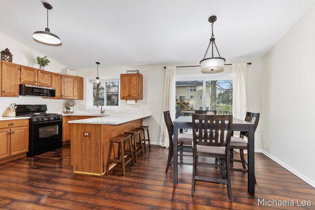 6737 Gran Via Drive NE, Rockford, MI 49341