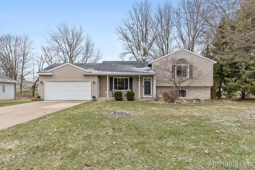 6737 Gran Via Drive NE, Rockford, MI 49341