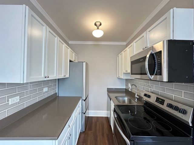 817 W Lakeside Place 711, Chicago, IL 60640